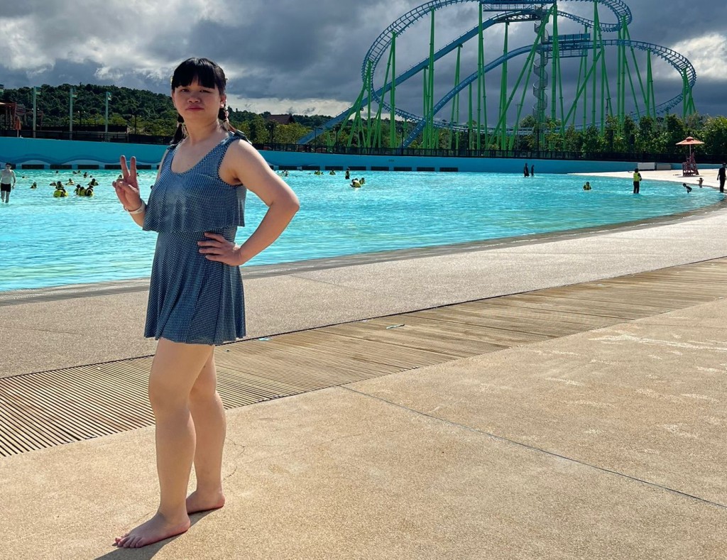 阿儀心情大靚，係咁舉V影相。